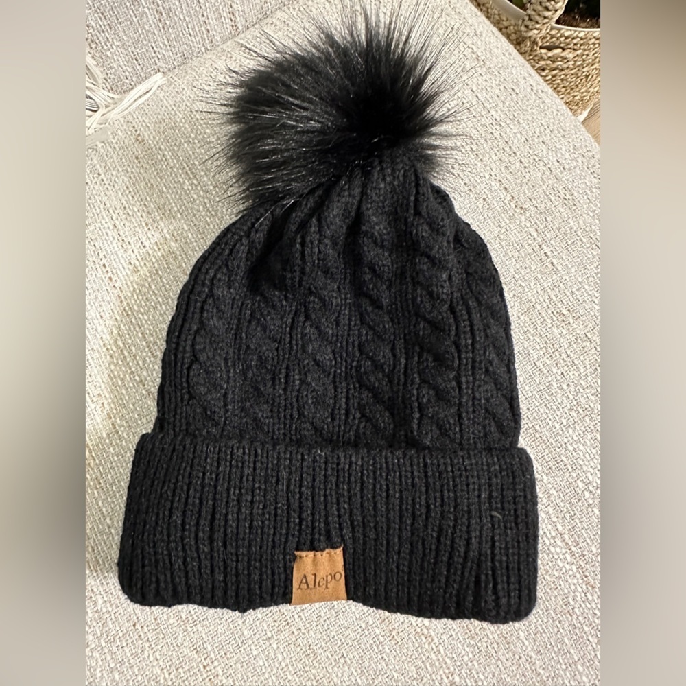 🧢 Aleppo black Beenie hat thick and warm new condition.